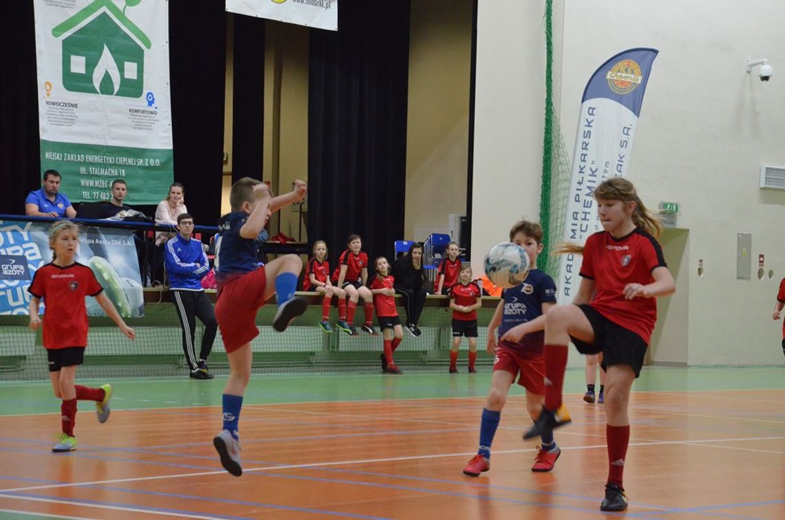 Najmłodsi rywalizowali w hali Śródmieście. Za nami piłkarski Chemik Cup. ZDJĘCIA