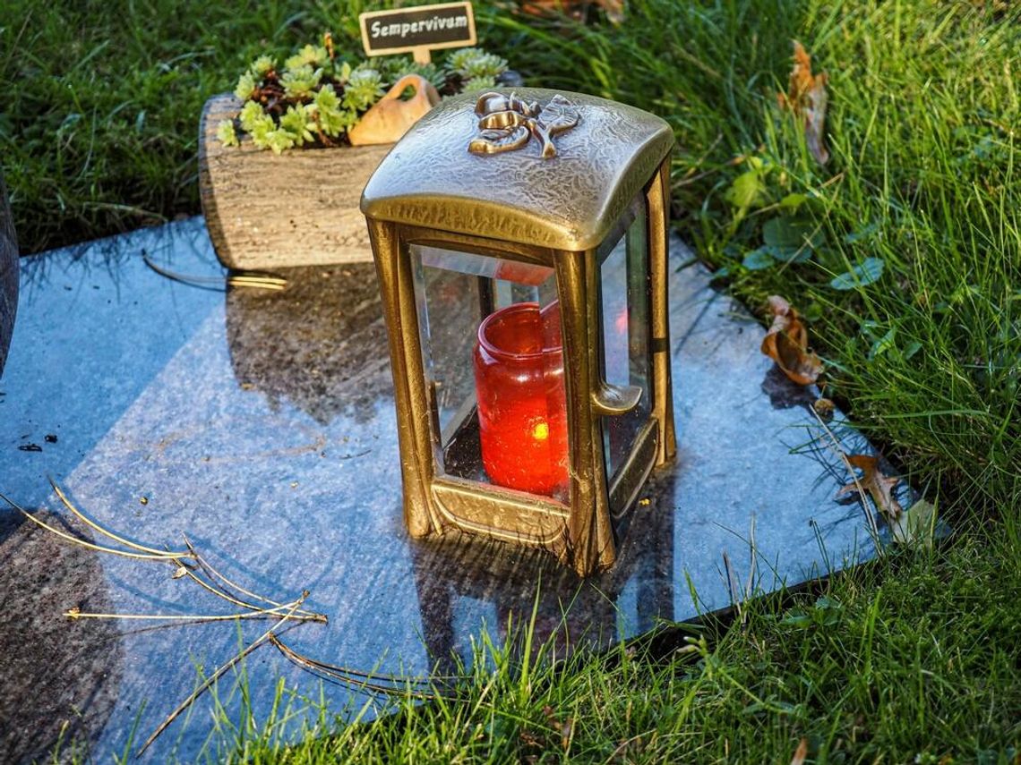 Najpiękniejsze dekoracje na cmentarz – jak wybrać ozdoby z klasą i szacunkiem