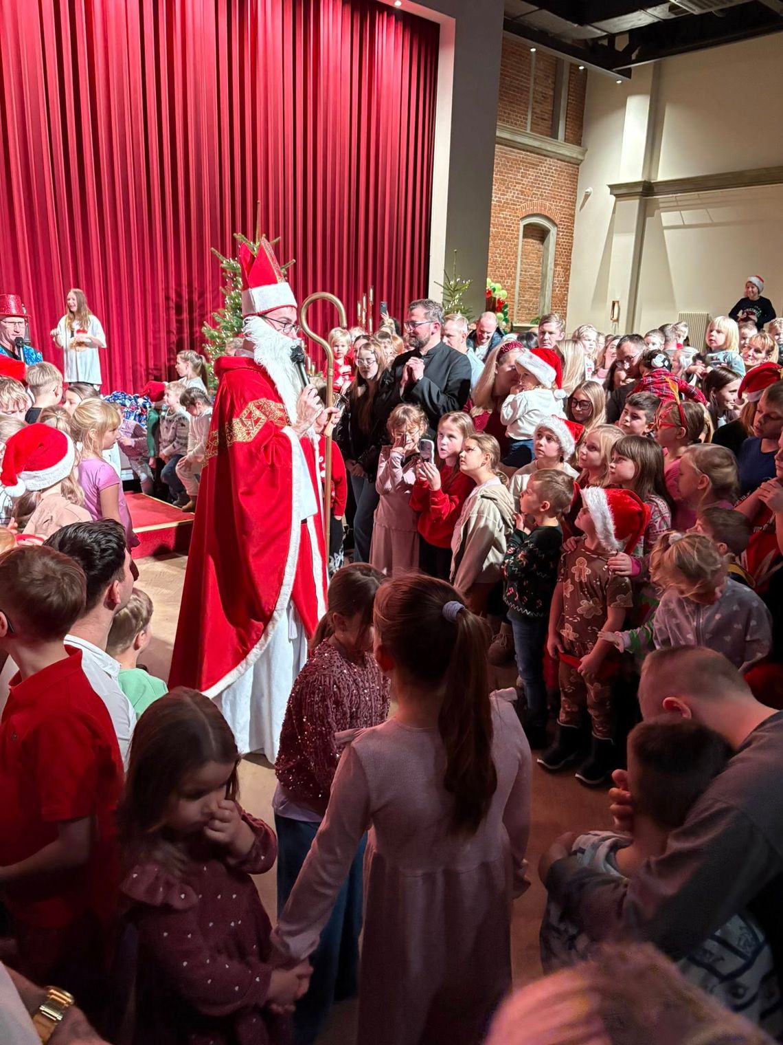 Najpierw roraty, następnie prezenty. Święty Mikołaj odwiedził dzieci ze Sławięcic. ZDJĘCIA Najpierw roraty, następnie prezenty. Święty Mikołaj odwiedził dzieci ze Sławięcic. ZDJĘCIA