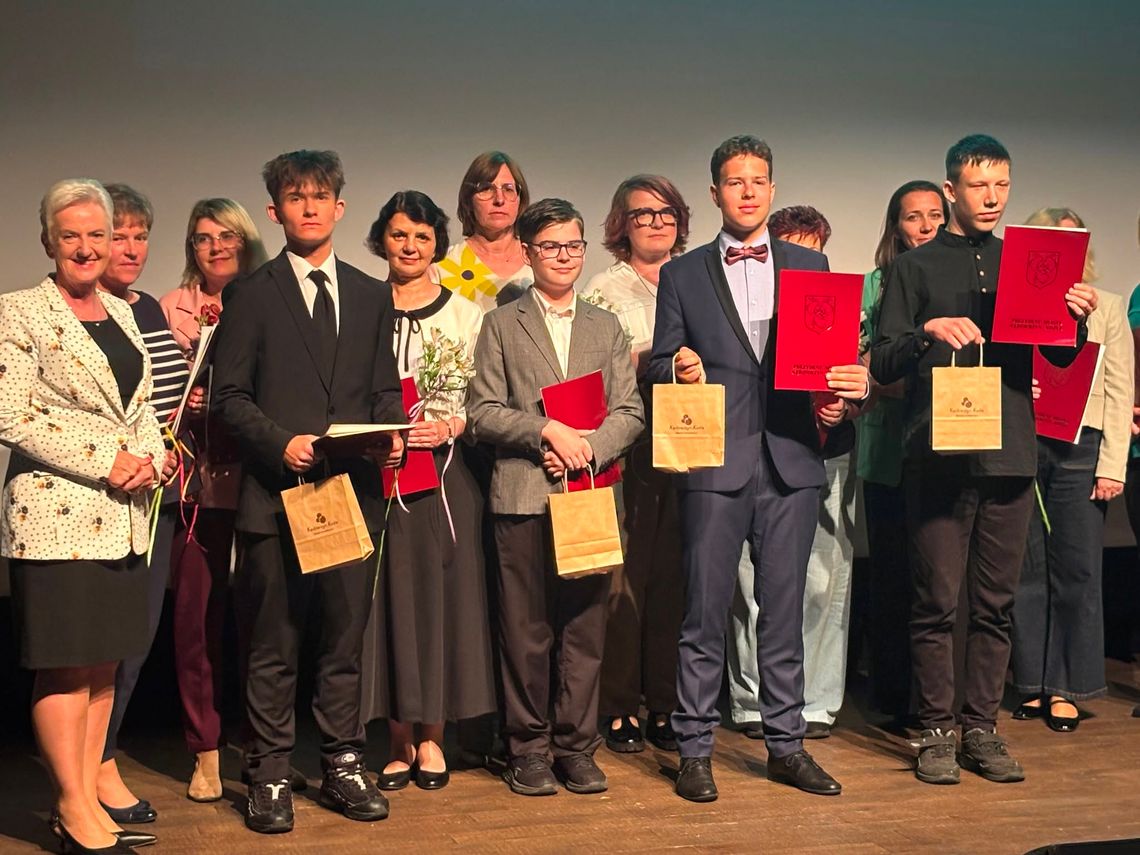 Najzdolniejsi uczniowie z miasta na uroczystej gali. Prezydent nagrodziła laureatów konkursów Najzdolniejsi uczniowie z miasta na uroczystej gali. Prezydent nagrodziła laureatów konkursów
