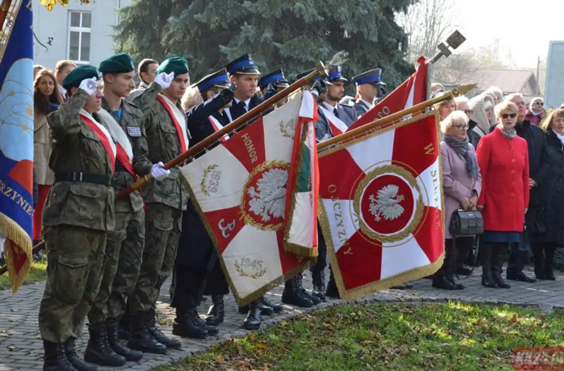 Narodowe Święto Niepodległości w Kędzierzynie-Koźlu. Obchody przed pomnikiem Józefa Piłsudskiego na placu Rady Europy