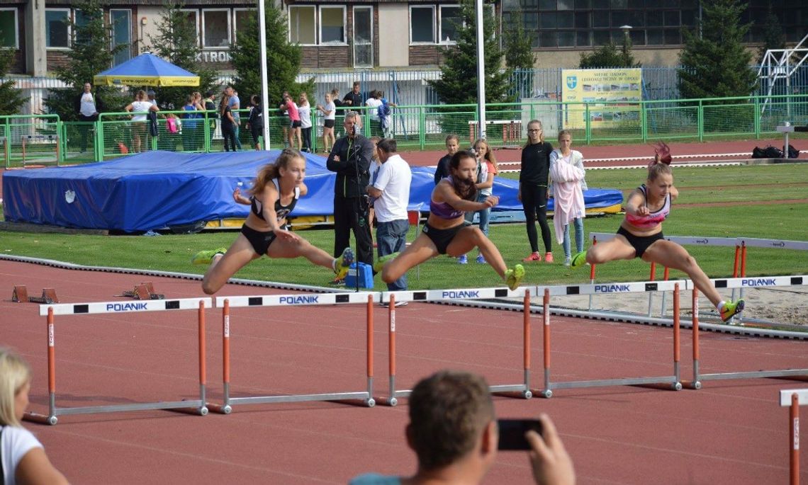 Nasi lekkoatleci zdominowali mistrzostwa województwa, zdobywając aż 19 medali