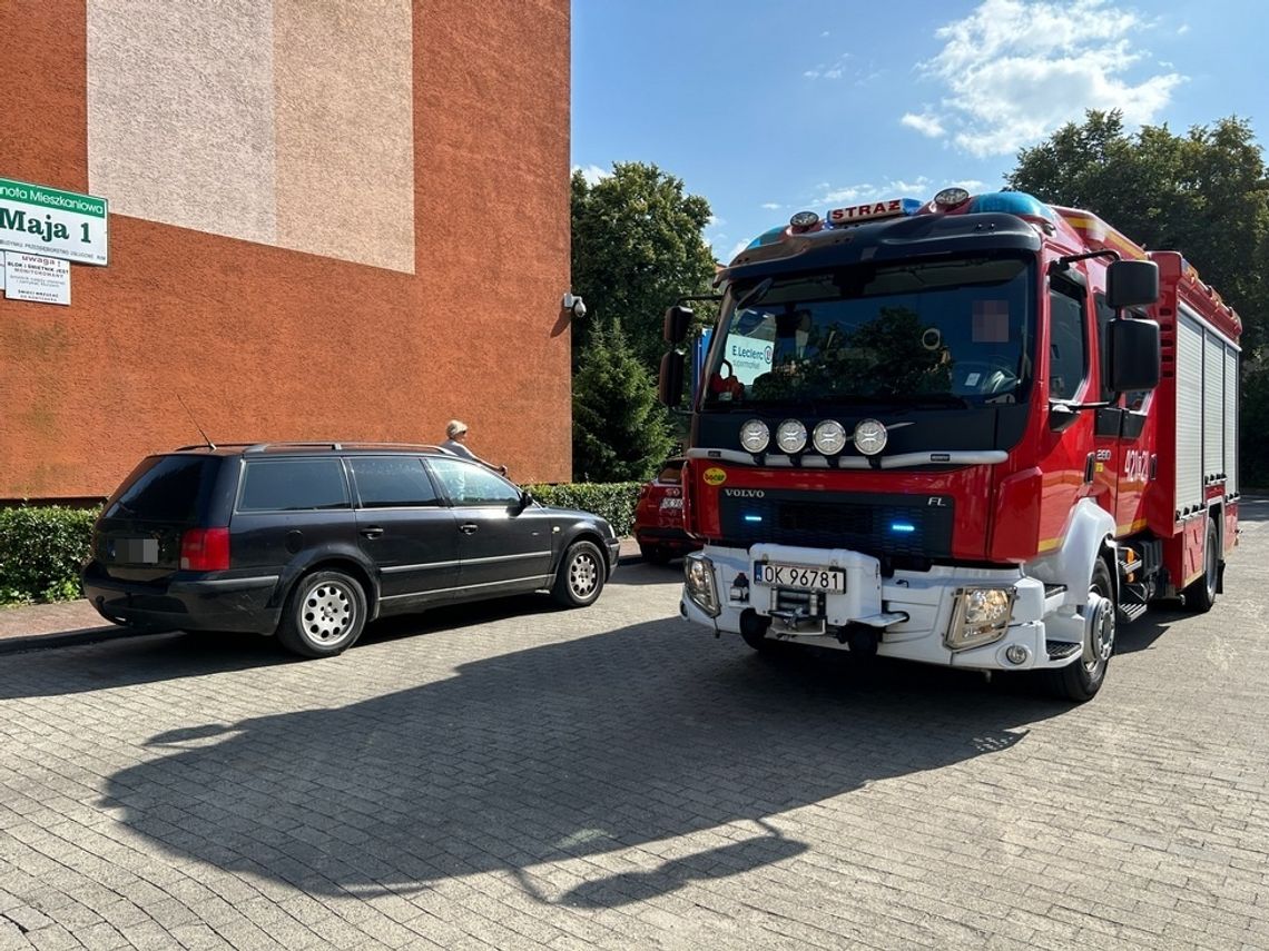 Nastolatek zabarykadował się w mieszkaniu. Na miejscu straż pożarna i policja