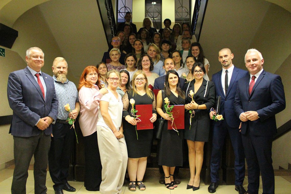 Nauczyciele z Kędzierzyna-Koźla otrzymali akty mianowania. Uroczystość na sesji rady miasta. ZDJĘCIA