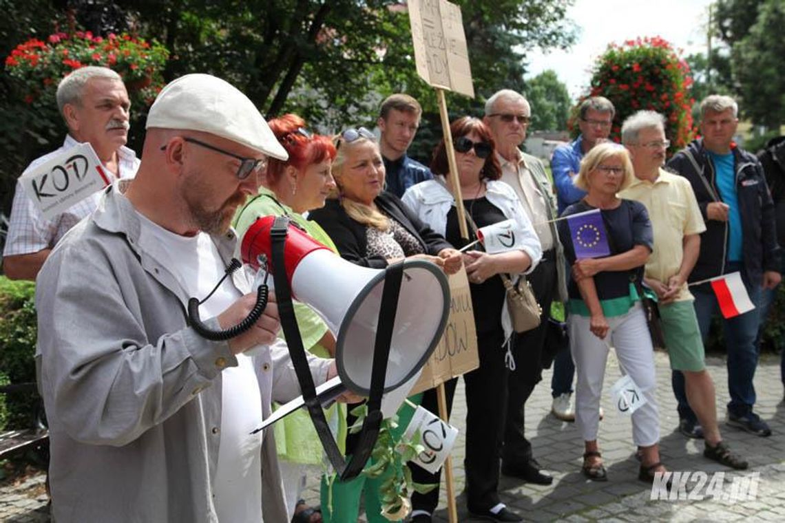 Nie chcą zmian w sądownictwie wprowadzanych przez PiS. Protest KOD i Partii Razem w Kędzierzynie-Koźlu