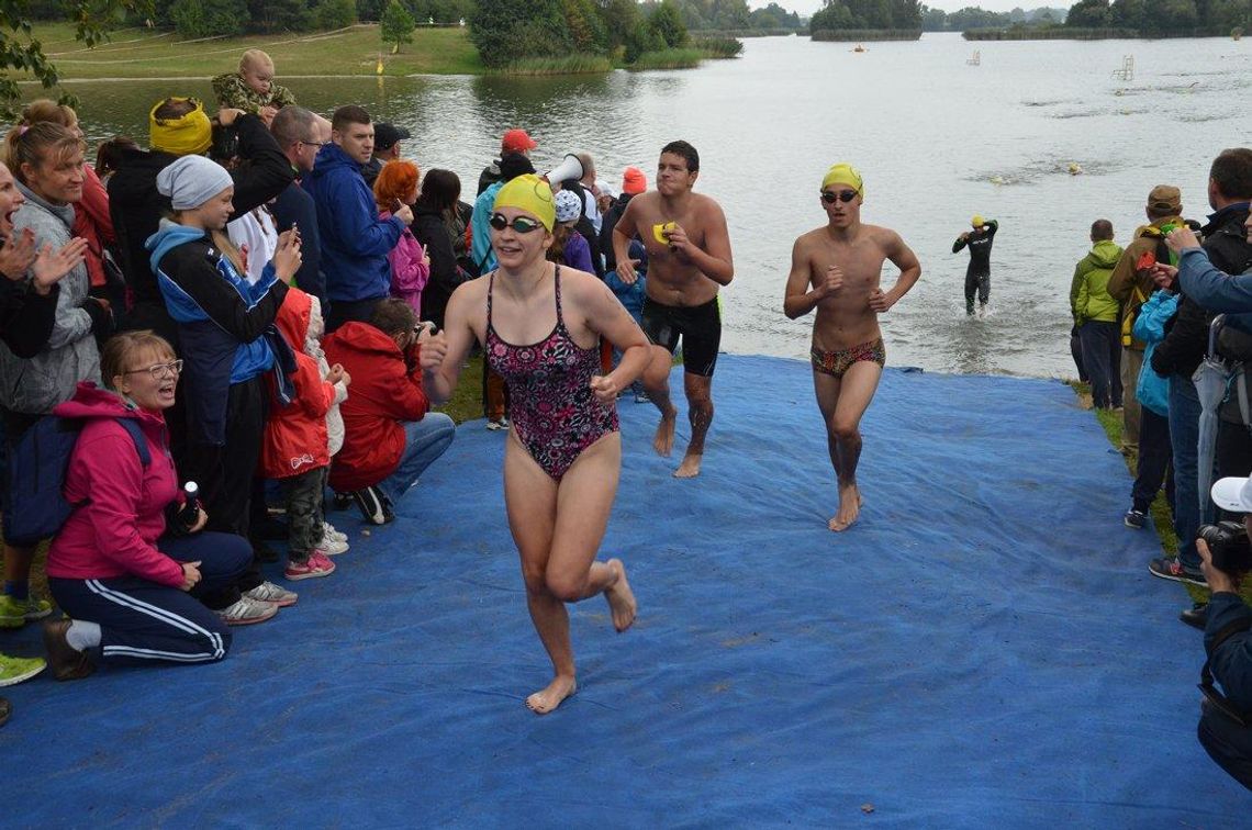 Nie złamał ich deszcz ani zimno. Triathloniści rywalizowali w Dębowej. FOTOREPORTAŻ