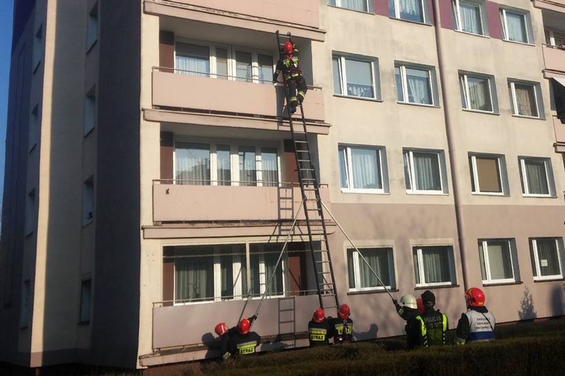 Nie żyje 60-letni mężczyzna, który spadł z balkonu na trzecim piętrze