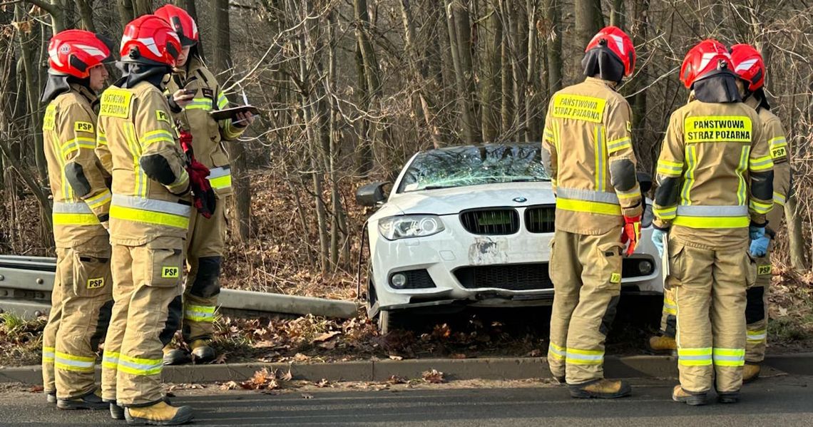 Niebezpieczne zdarzenie przed Starym Koźlem. BMW wypadło z drogi. ZDJĘCIA