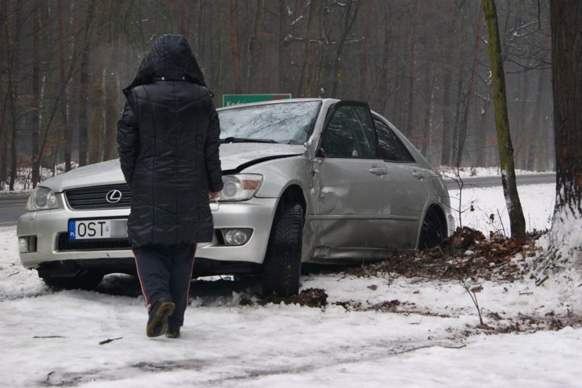 Niebezpieczny poranek na drogach. Lexus wpadł w poślizg i wylądował w rowie. ZDJĘCIA