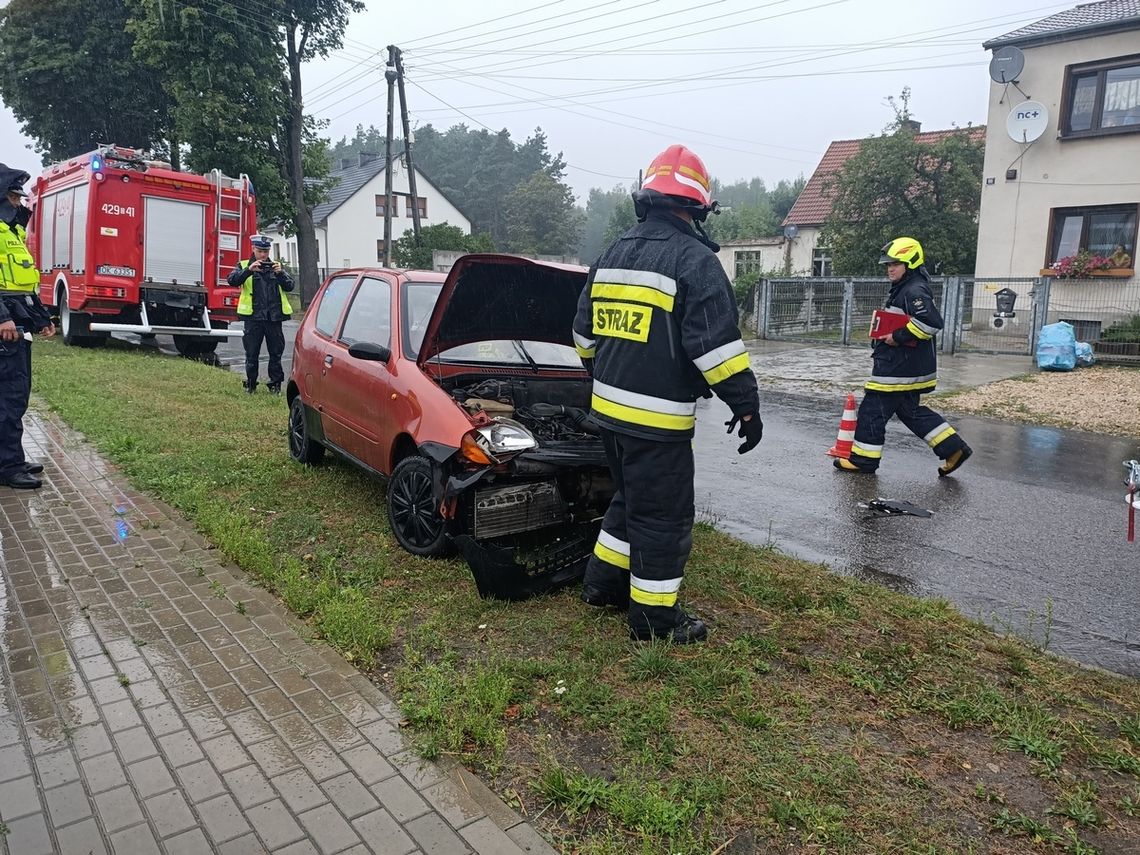 Niebezpieczny poranek na drogach powiatu. W Cisowej osobówka wjechała w tył dostawczaka