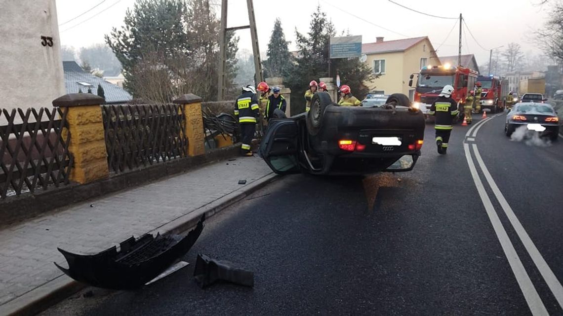 Niebezpieczny poranek na krajowej 45. W Długomiłowicach dachował samochód osobowy