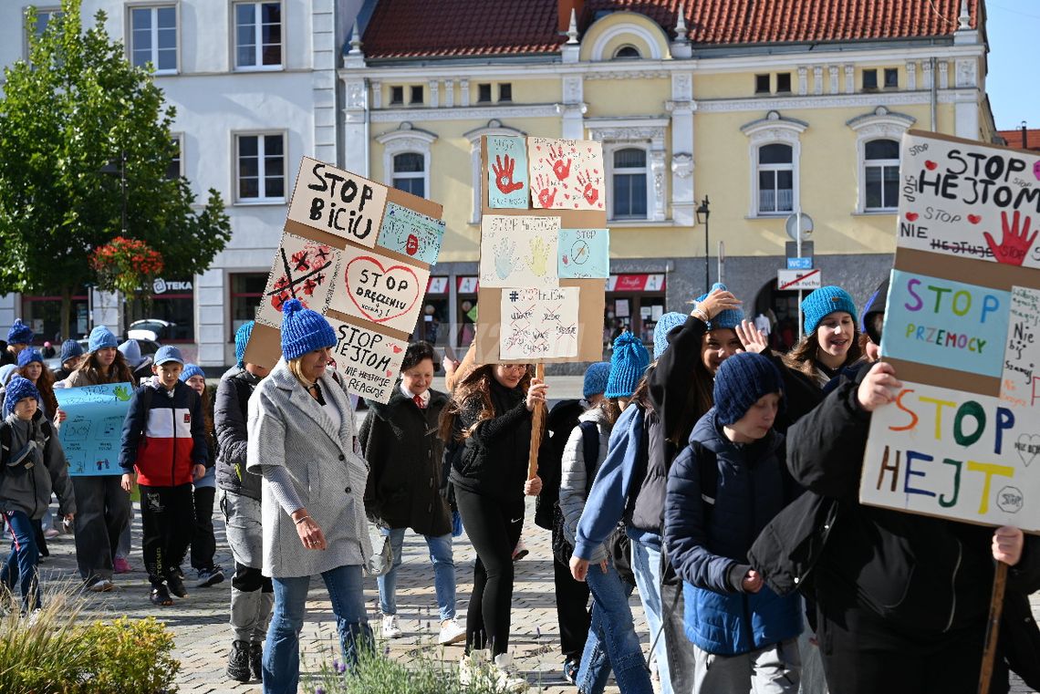 Niebieskie czapki przeciw przemocy. Ulicami Koźla przeszedł młodzieżowy korowód