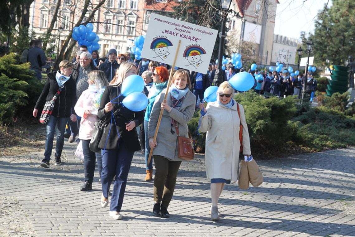 Niebiesko i wesoło na placu Rady Europy. Światowy Dzień Autyzmu w Kędzierzynie-Koźlu