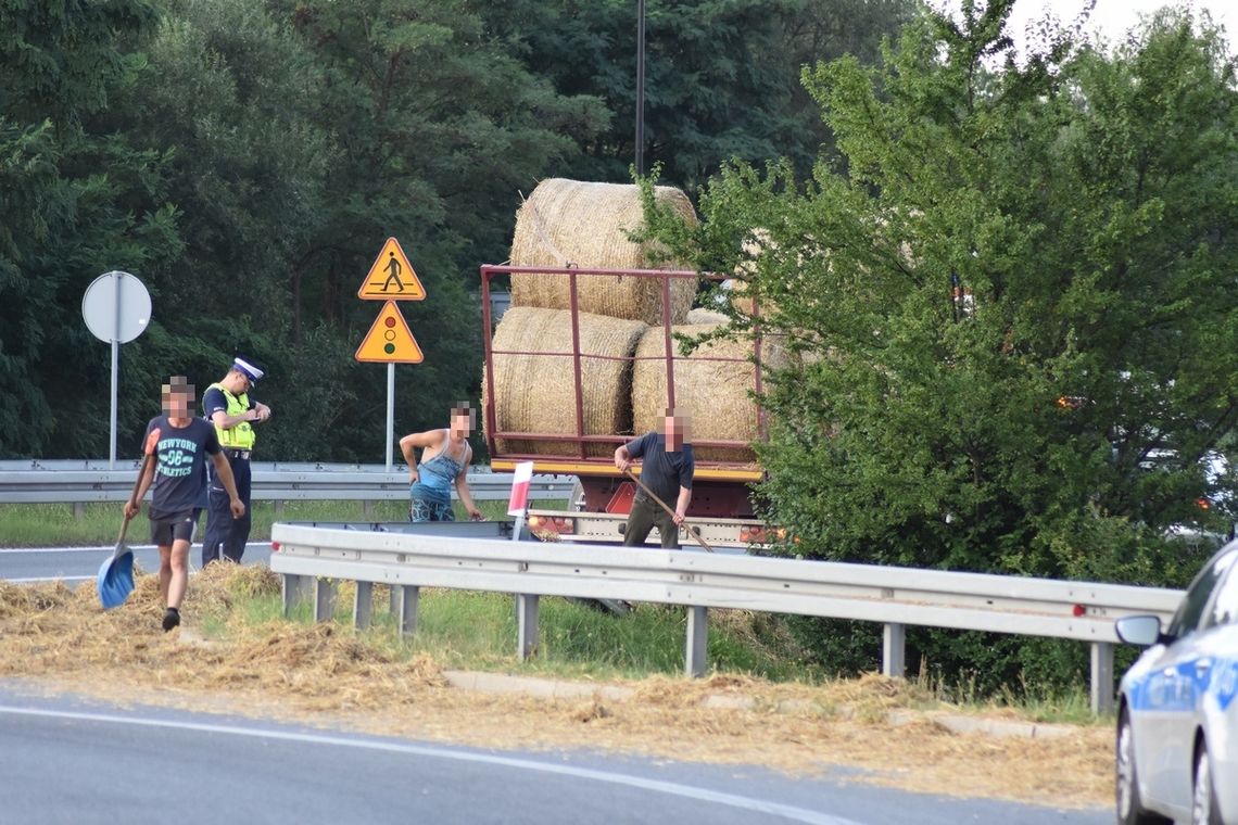 Niecodzienne zdarzenie na rondzie Rotmistrza Witolda Pileckiego. Z ciągnika wypadły bale słomy