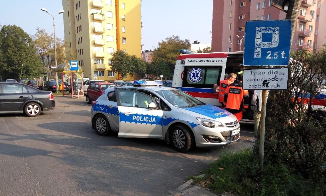 Niefortunny wypadek na osiedlu Piastów. Rowerzystka przewróciła się, doznając obrażeń głowy