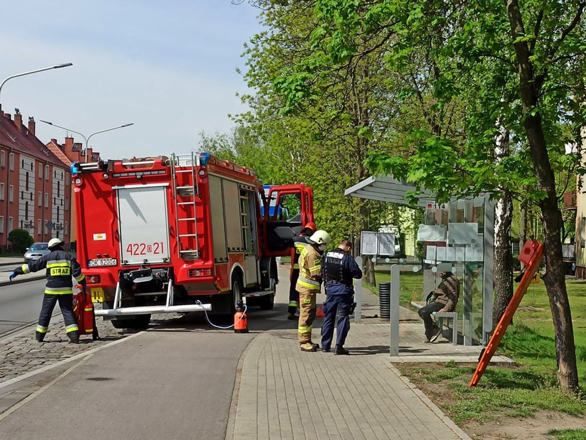 Nieprzytomny mężczyzna na ławce w centrum. Znowu nie było wolnej karetki