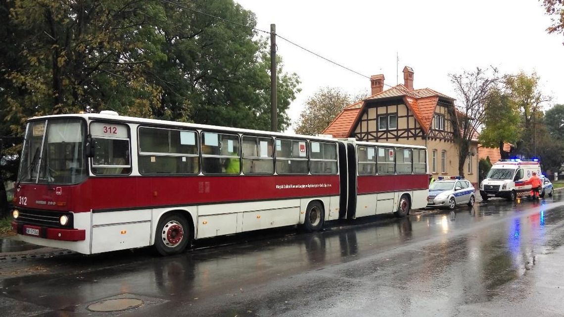 Nieszczęśliwy wypadek w autobusie komunikacji miejskiej. Pasażerka zabrana do szpitala