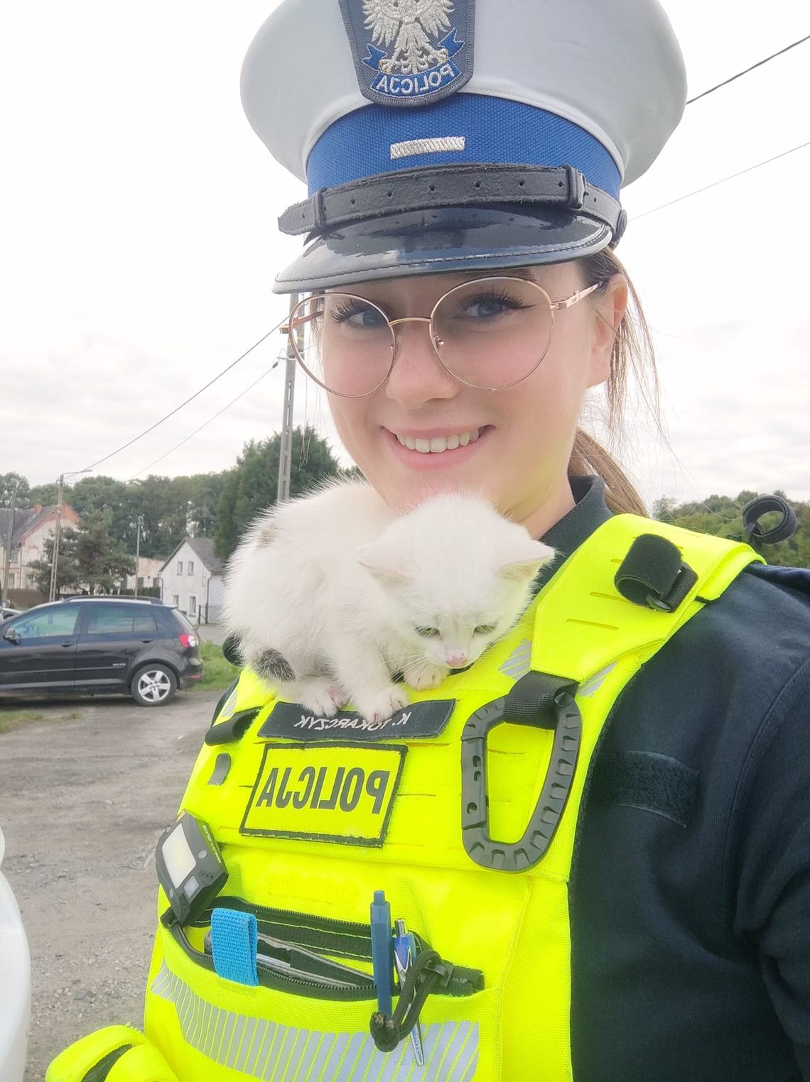 Nietypowa interwencja policjantów. Podczas kontroli drogowej uratowali trzy małe kocięta