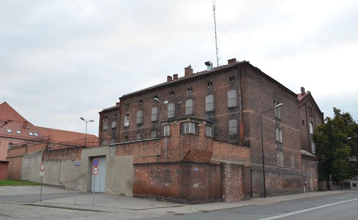 Nietypowa interwencja strażaków. Rozcinali obrączkę jednemu z osadzonych w areszcie