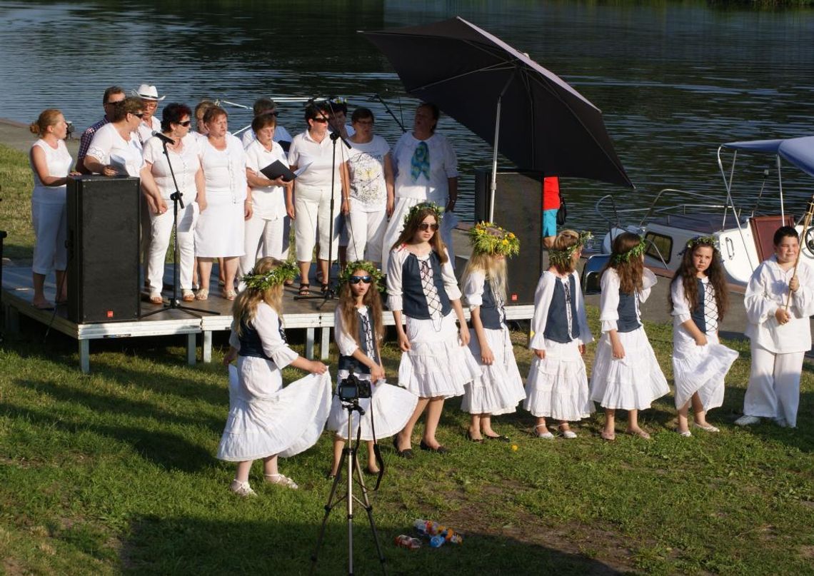 Noc Świętojańska nad Odrą w Koźlu. Mieszkańcy puszczają wianki. ZDJĘCIA