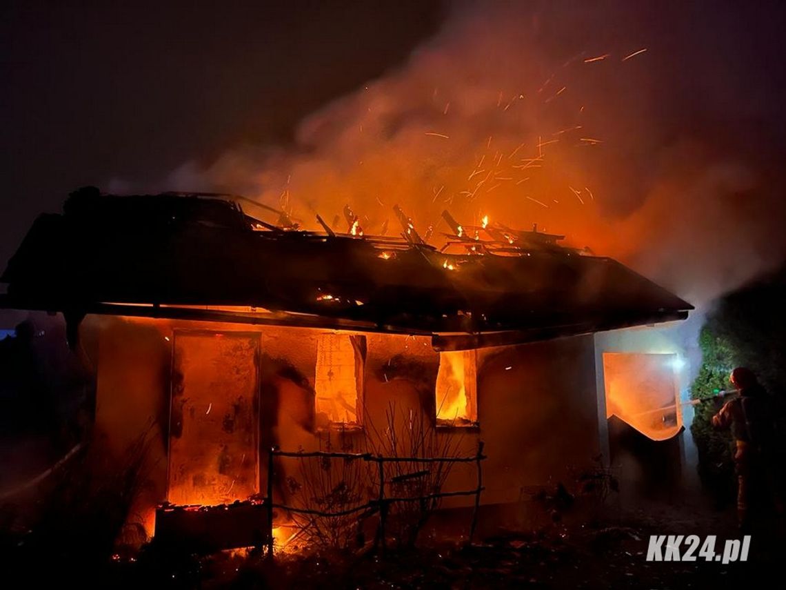 Nocna akcja służb w Starej Kuźni. Strażacy walczyli z pożarem budynku garażowego