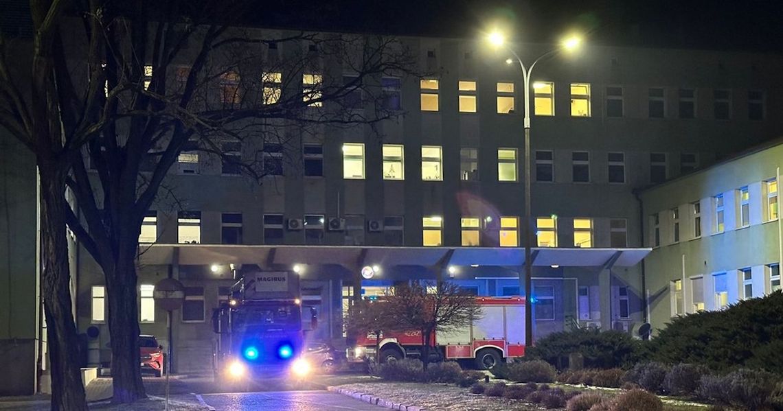 Nocna akcja strażaków w kozielskim szpitalu. Zapaliło się łóżko, jedna osoba poszkodowana Nocna akcja strażaków w kozielskim szpitalu. Zapaliło się łóżko, jedna osoba poszkodowana