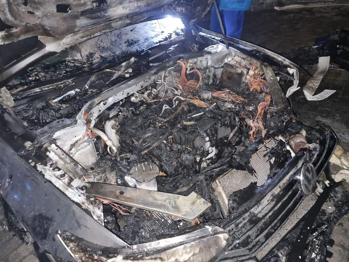 Nocna akcja straży pożarnej w Ostrożnicy. Płonął garaż, w którym stały dwa samochody [ZDJĘCIA]