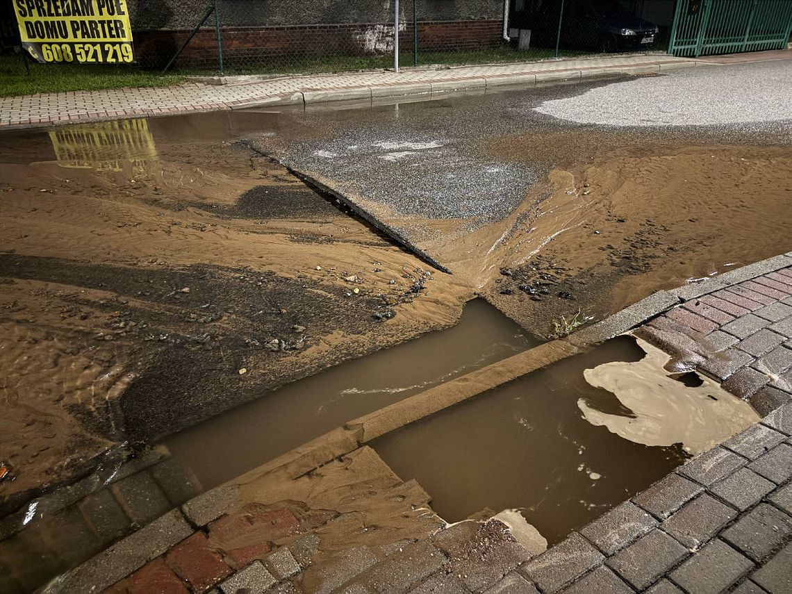 Nocna awaria wodociągu na Pogorzelcu. Woda podniosła asfalt, zamknięto fragment drogi Nocna awaria wodociągu na Pogorzelcu. Woda podniosła asfalt, zamknięto fragment drogi