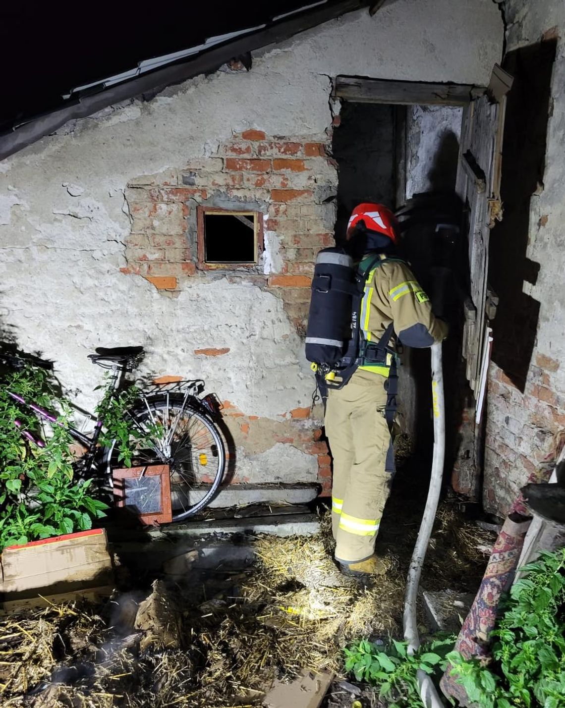 Nocna interwencja służb ratunkowych w Rogach. Strażacy gasili pożar kurnika