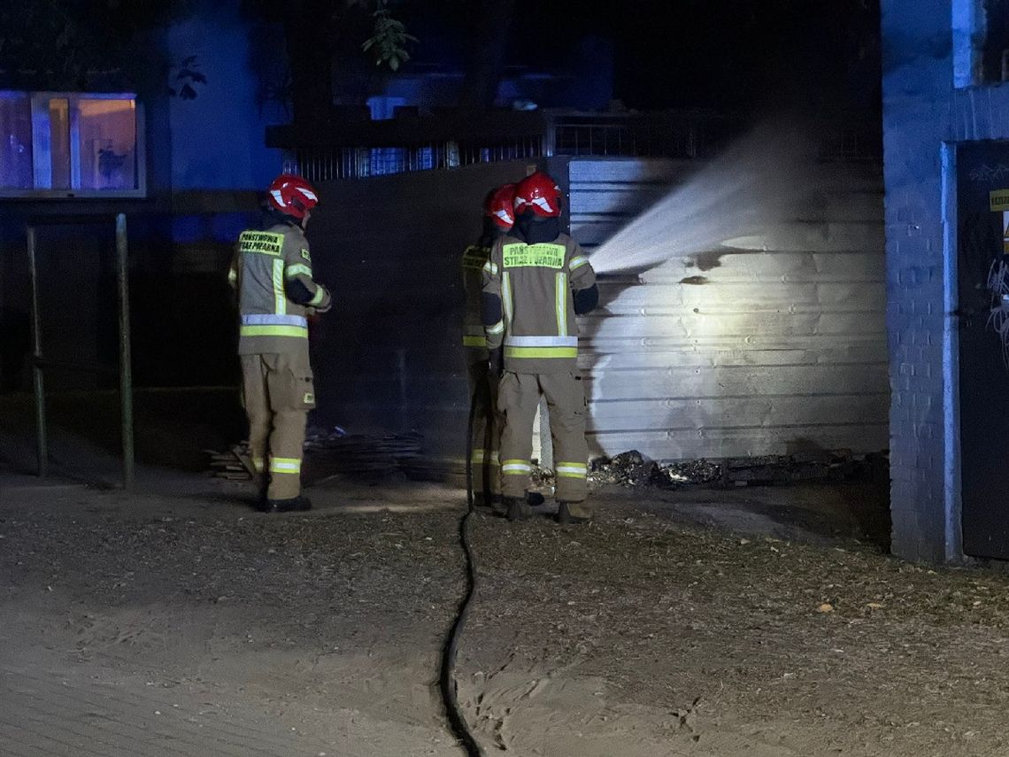 Nocna seria pożarów w Śródmieściu. Trzy śmietniki w ogniu w ciągu kilkunastu minut