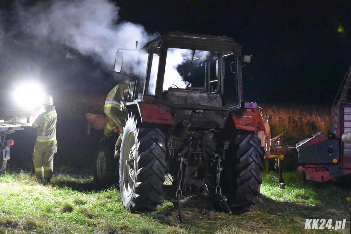 Nocny pożar ciągnika rolniczego w Landzmierzu. Pojazd spłonął doszczętnie. ZDJĘCIA