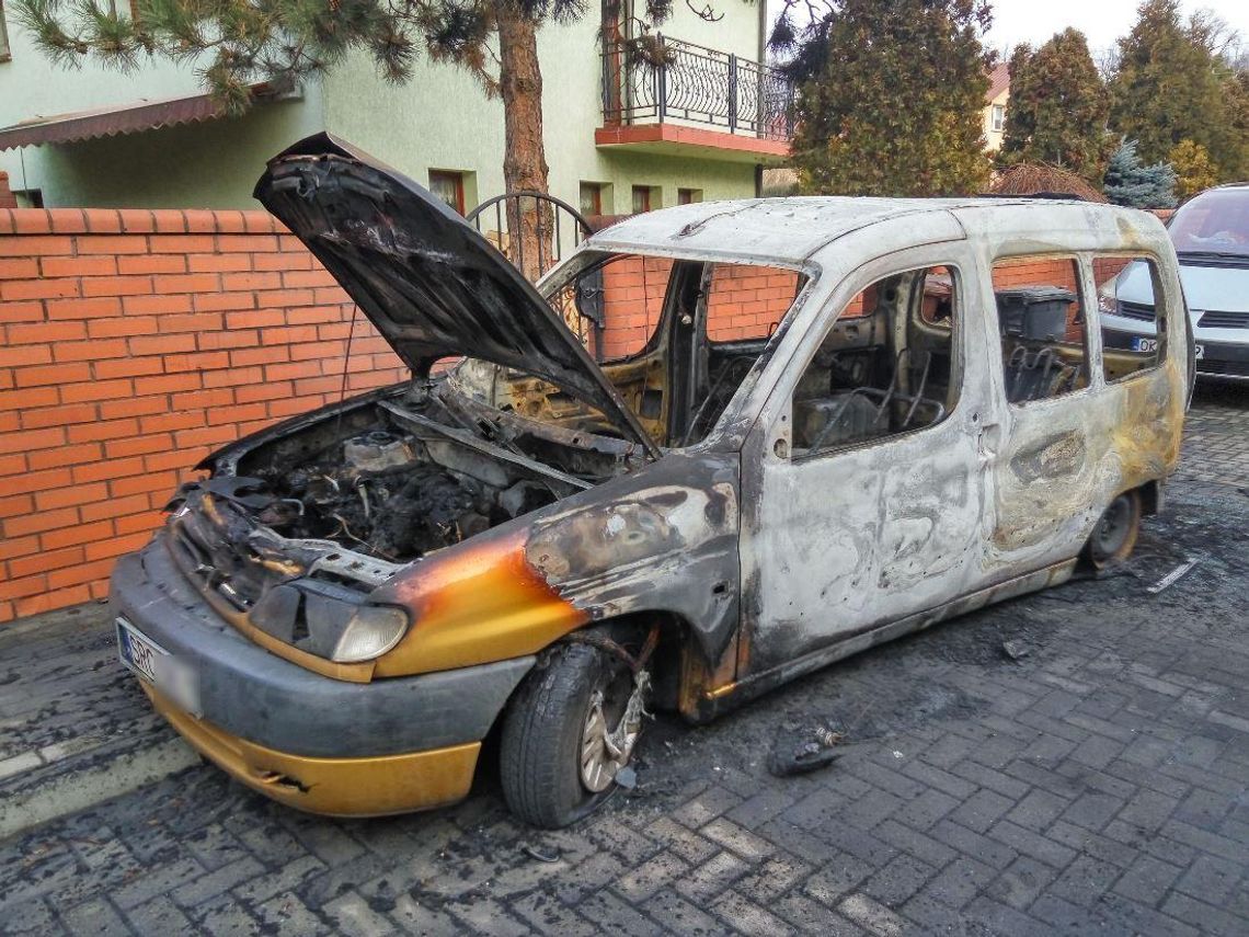 Nocny pożar citroena na osiedlu. Auto doszczętnie spłonęło. ZDJĘCIA