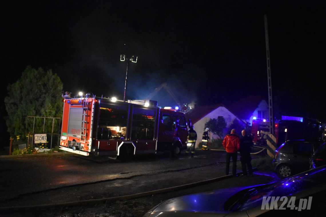 Nocny pożar domu i gospodarstwa. Ewakuowano mieszkańców. Świadkowie mówili o wybuchu