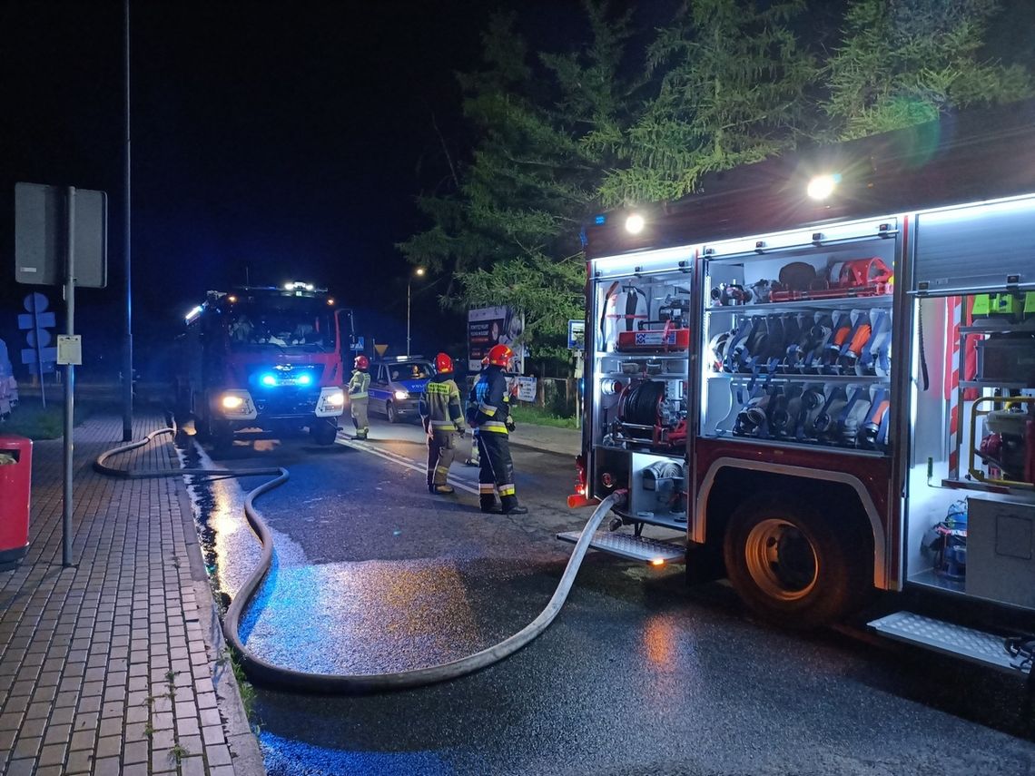 Nocny pożar pustostanu przy ulicy Kozielskiej. W akcji cztery zastępy straży pożarnej