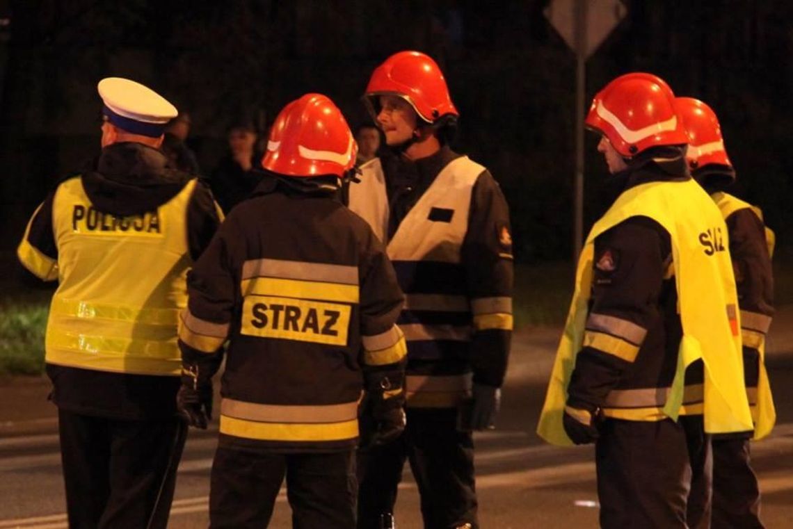 Nocny pożar samochodu na osiedlu domków jednorodzinnych