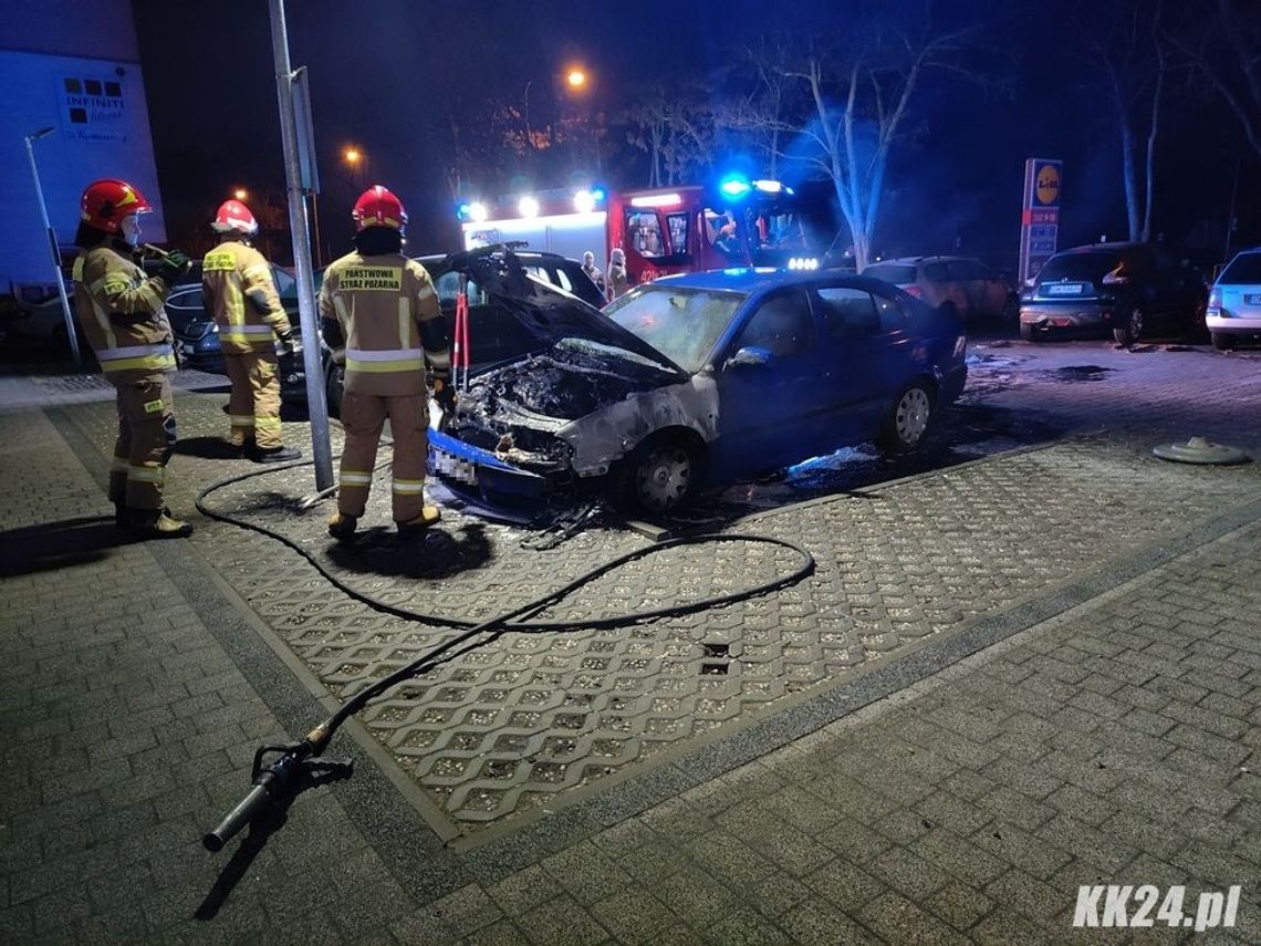 Nocny pożar samochodu na parkingu przy alei Jana Pawła II. Na miejscu straż pożarna i policja. ZDJĘCIA