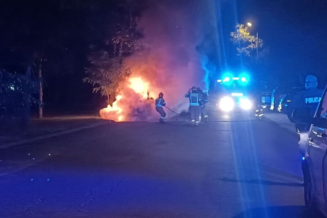 Nocny pożar samochodu na Pogorzelcu. Laweta doszczętnie spłonęła. ZDJĘCIA