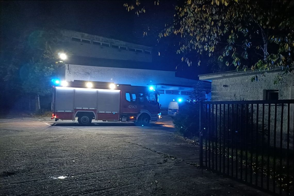 Nocny pożar w budynku piekarni na Pogorzelcu. Na miejscu interweniowały cztery zastępy straży pożarnej oraz policja