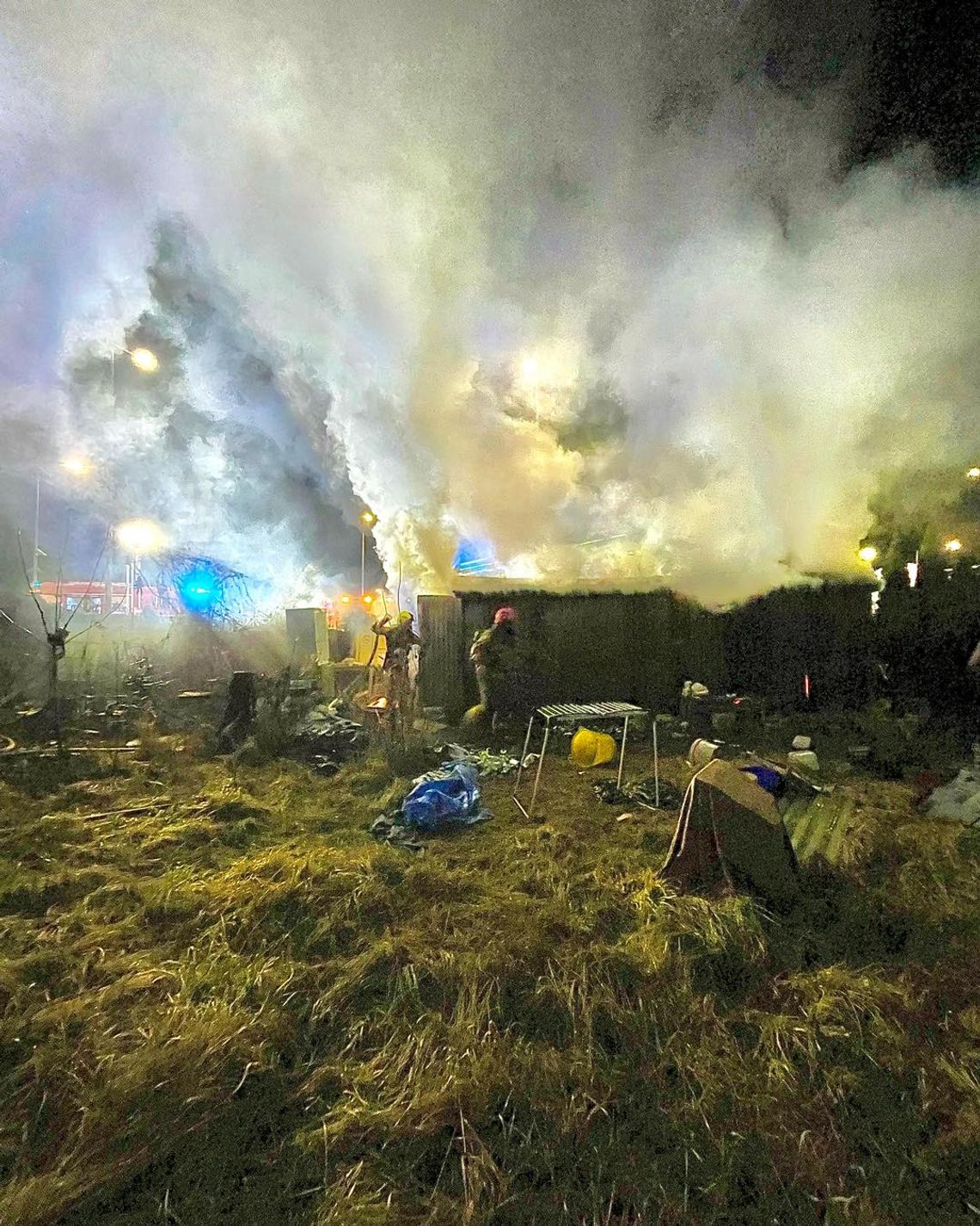 Nocny pożar w sąsiedztwie stacji paliw. Płonęła altana na działce. ZDJĘCIA