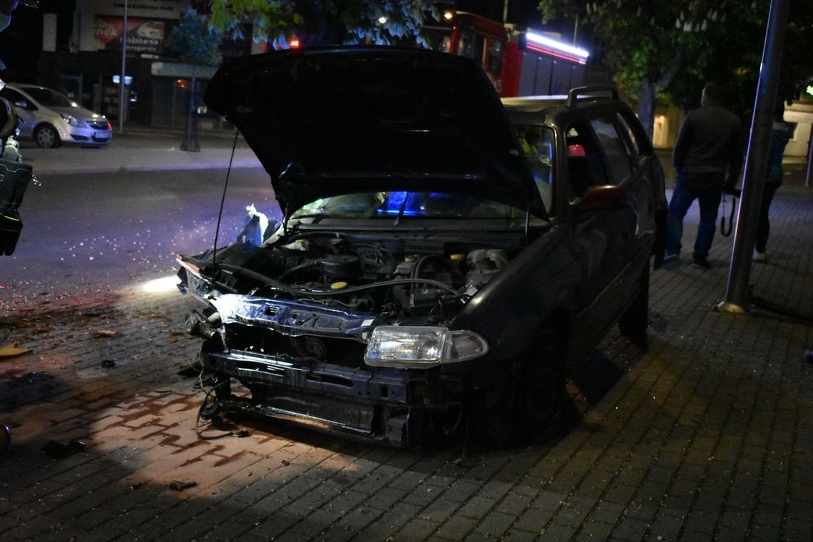 Nocny rajd ulicami Kędzierzyna zakończony na drzewie. Kierowca próbował uciec z miejsca zdarzenia