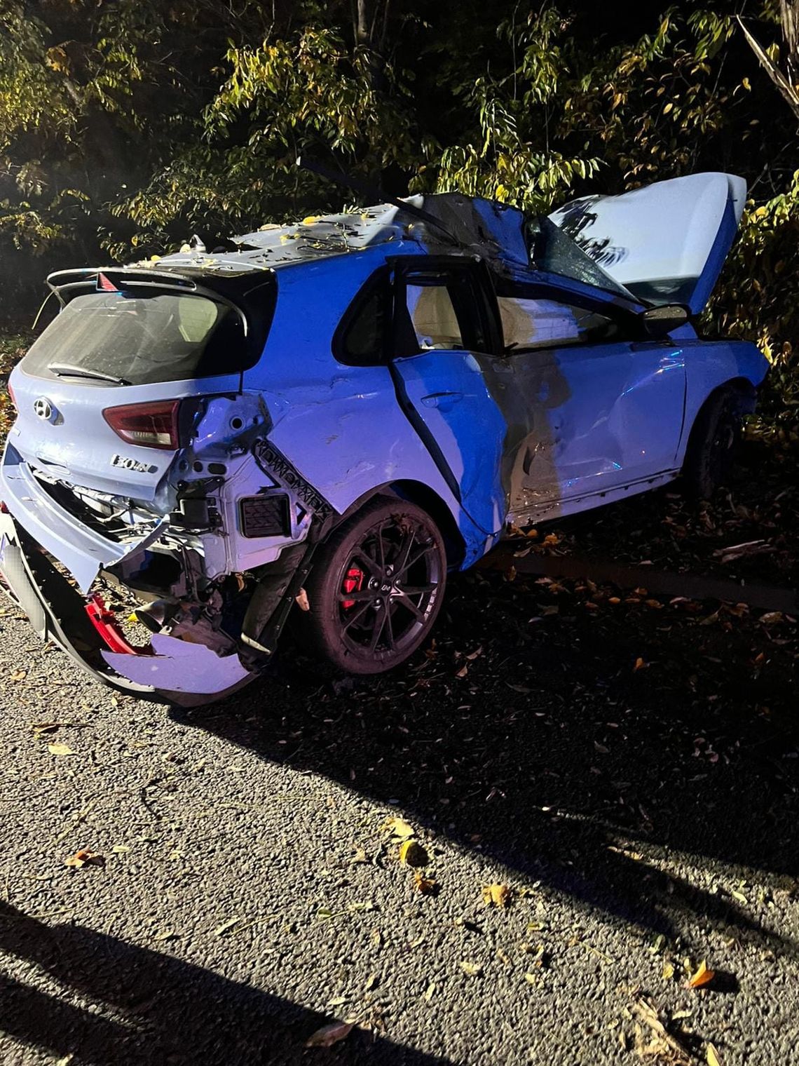 Nocny wypadek w Kędzierzynie-Koźlu. 19-latek rozbił samochód na drzewie.