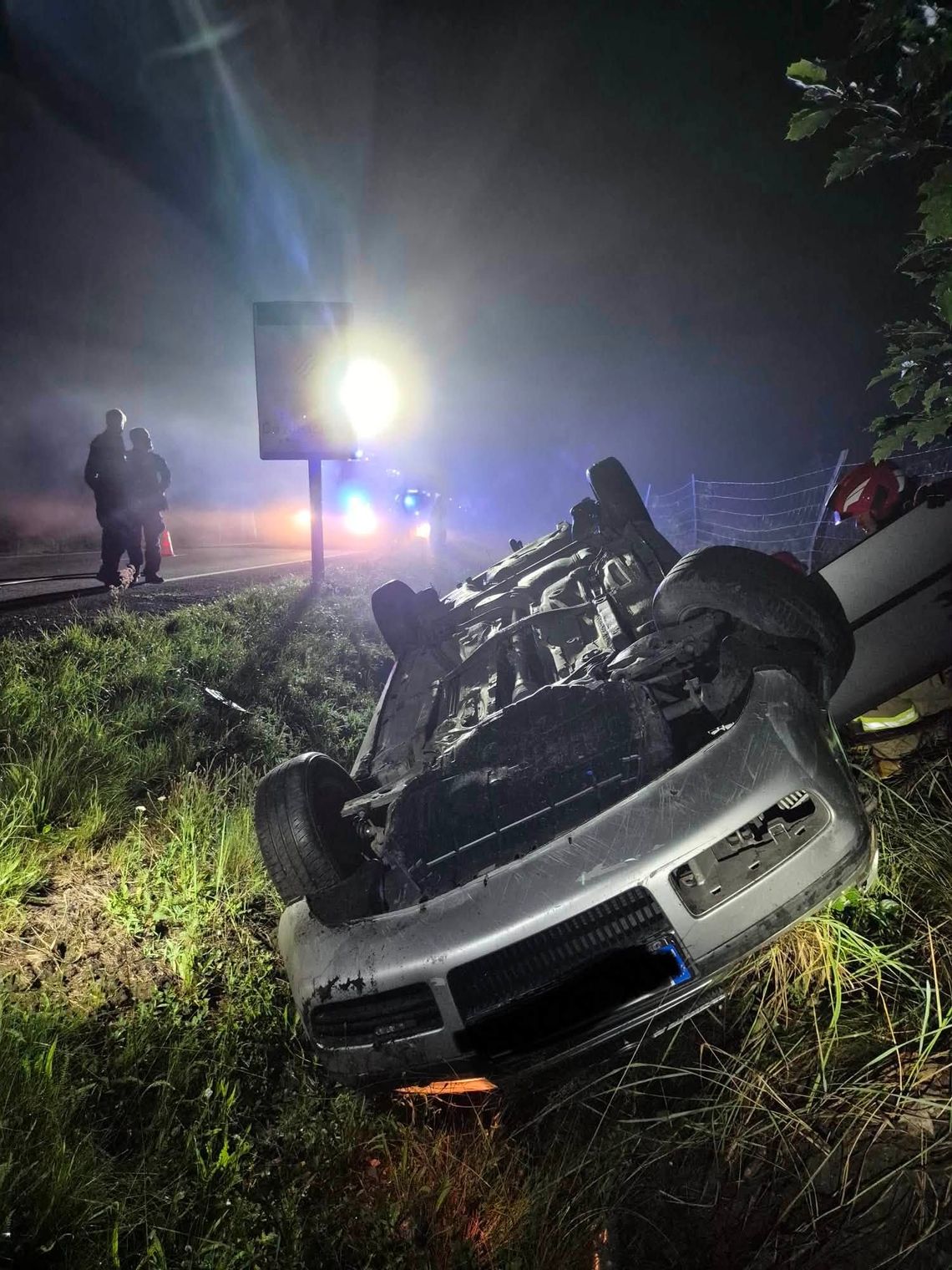 Nocny wypadek w Solarni. Osobówka wypadła z drogi i dachowała w rowie Nocny wypadek w Solarni. Osobówka wypadła z drogi i dachowała w rowie