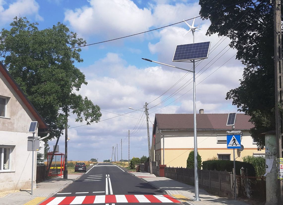 Nowa droga w gminie Pawłowiczki gotowa. Latarnię zasila solar i wiatrak