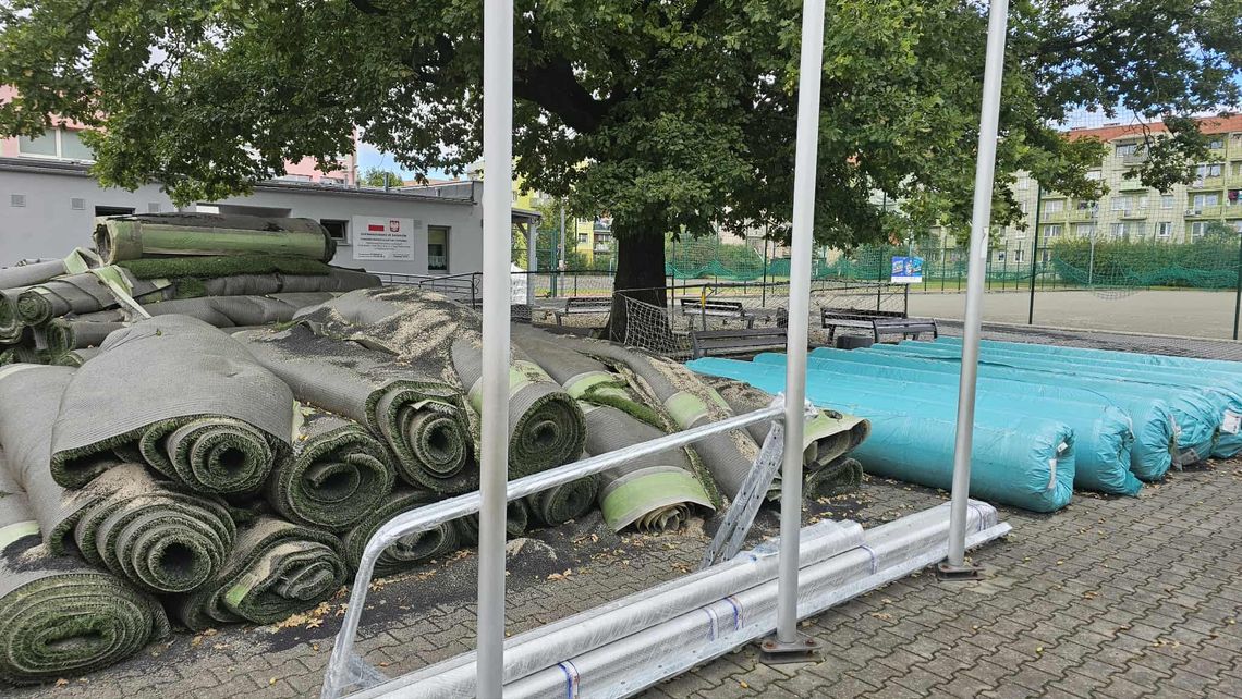 Nowa sztuczna murawa na dwóch miejskich stadionach i wymiana na Orlikach