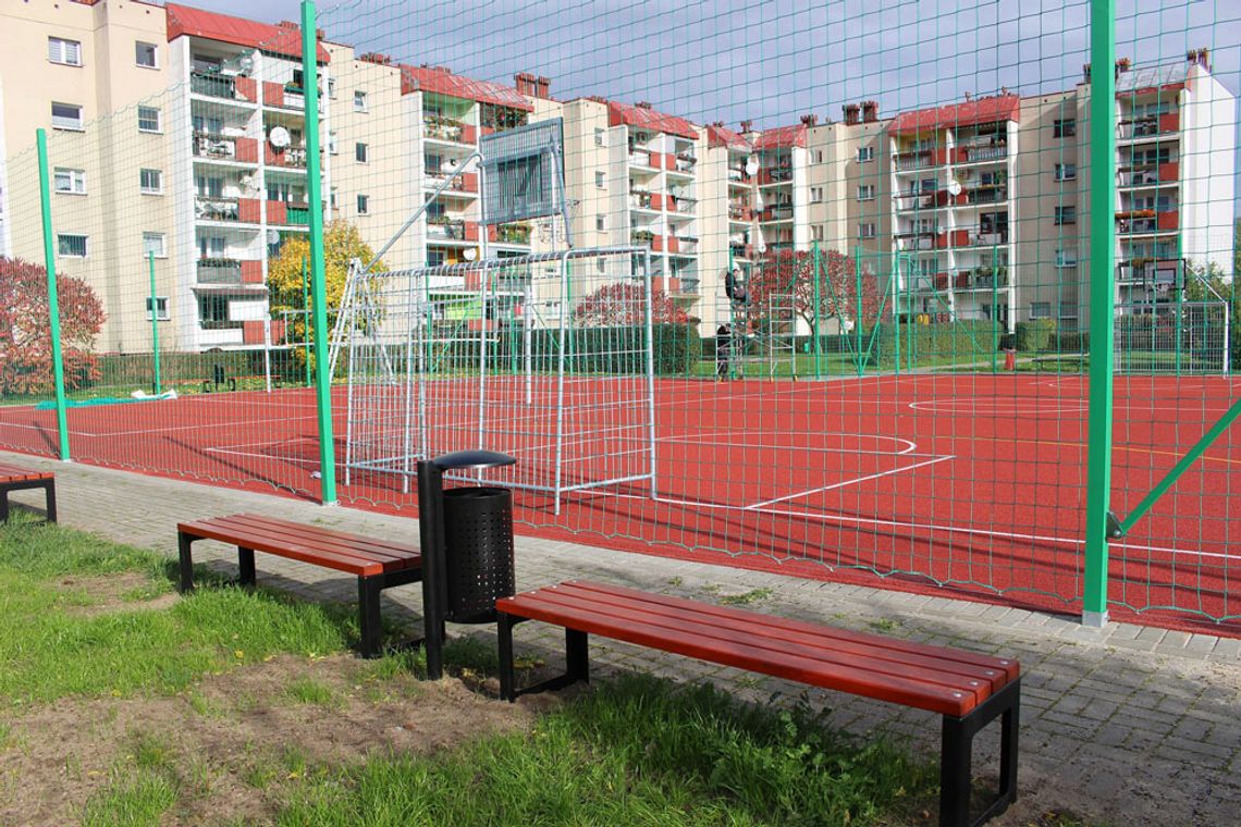 Nowe boisko przy ulicy Przechodniej na Pogorzelcu gotowe. Można na nim grać w piłkę nożną, siatkówkę i koszykówkę
