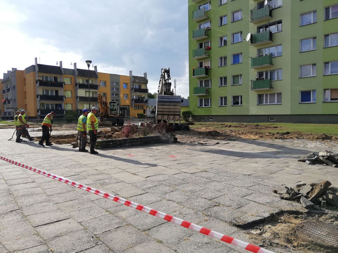 Nowe miejsca parkingowe i remont nawierzchni. Rozpoczęła się przebudowa ulicy Łokietka