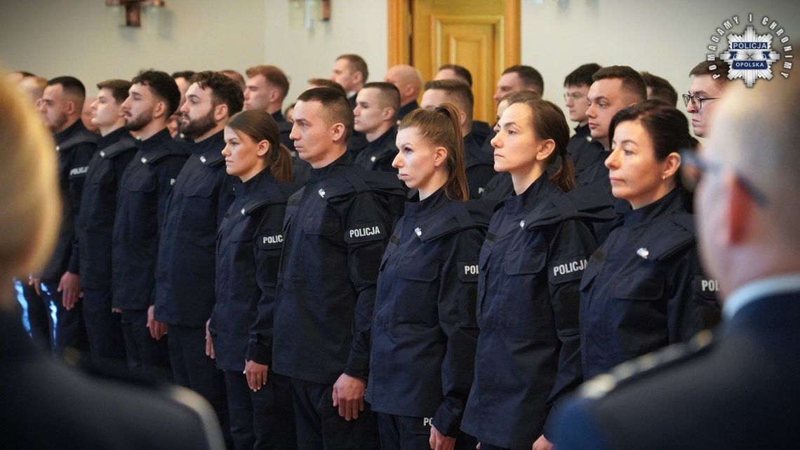 Nowi policjanci ślubowali na sztandar. Szeregi opolskiej komendy zasiliło 35 funkcjonariuszy