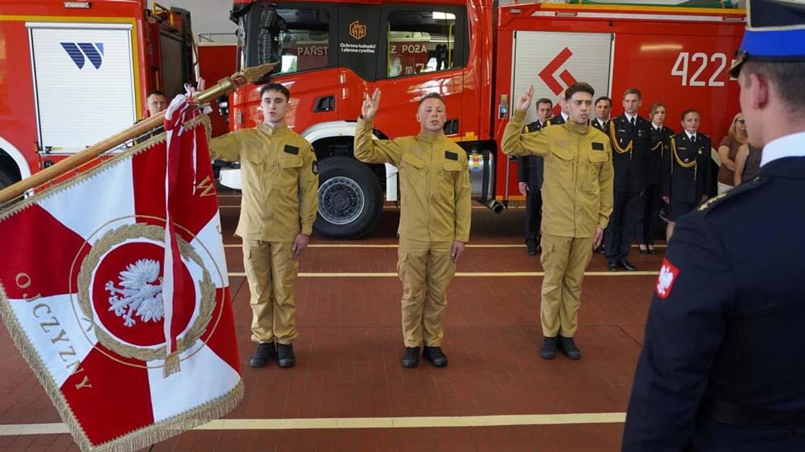 Nowi strażacy złożyli ślubowanie w Kędzierzynie-Koźlu. Na koniec był tradycyjny chrzest bojowy Nowi strażacy złożyli ślubowanie w Kędzierzynie-Koźlu. Na koniec był tradycyjny chrzest bojowy