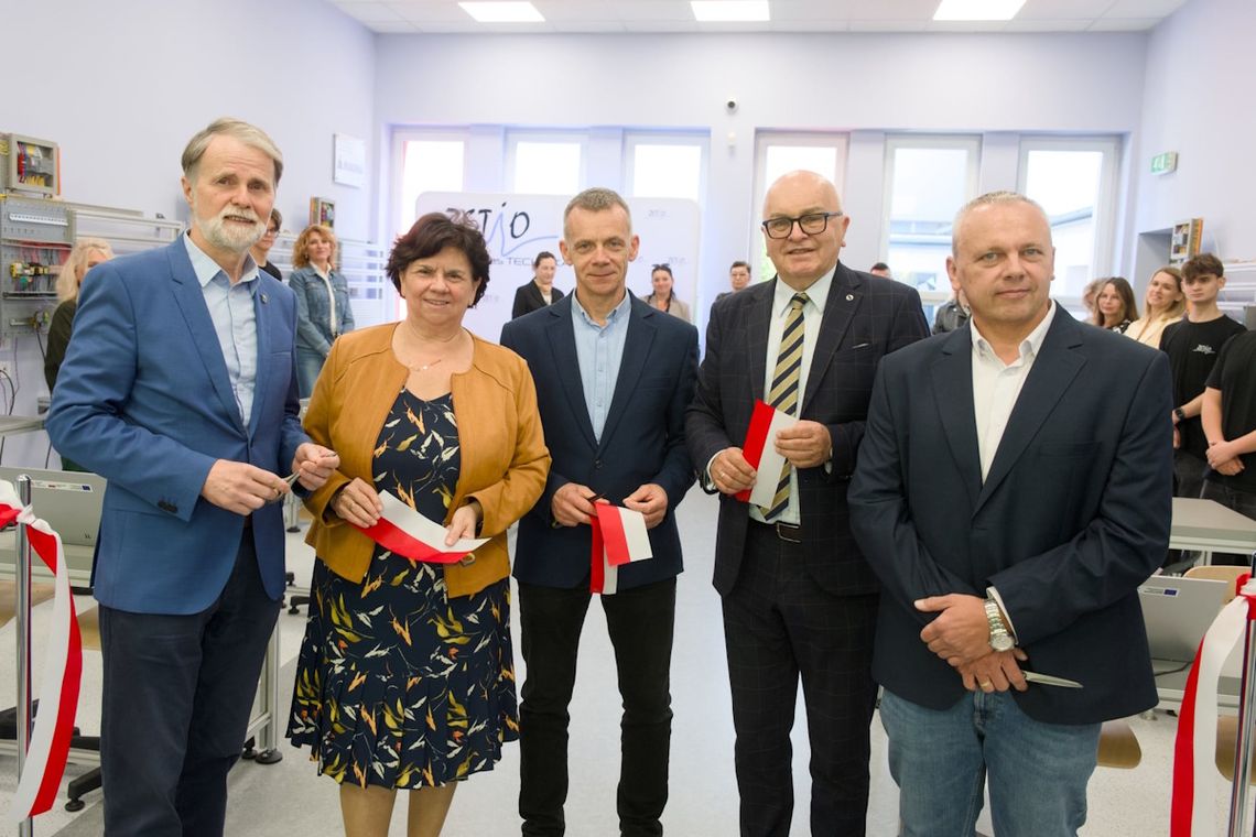 Nowoczesna pracownia mechatroniczna w ZSTiO. Uczniowie będą uczyć się na sprzęcie wykorzystywanym w przemyśle