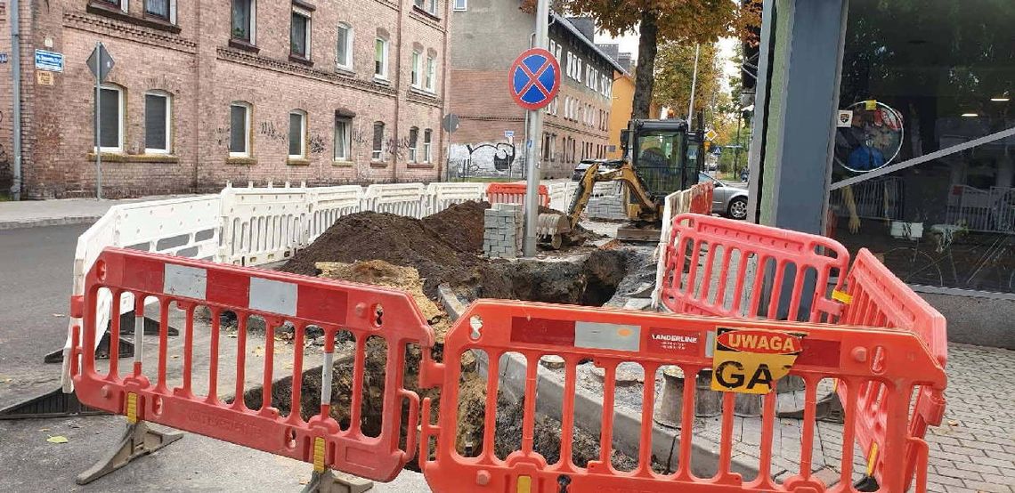 Nowy asfalt już rozkopany. Czytelnicy alarmują w sprawie remontu Damrota Nowy asfalt już rozkopany. Czytelnicy alarmują w sprawie remontu Damrota